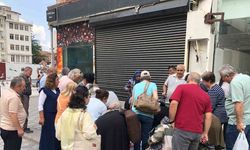 Eskişehir’de seyyar tişört satıcısına yoğun ilgi, vatandaşlar adeta yarıştı