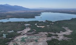 Afyon’un nefesi kesiliyor: 21 metre derinliği olan gölde 15 santim su kaldı!