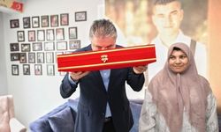 Eskişehir Valisi Yılmaz, şehit ailesini bayramda yalnız bırakmadı