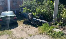 Afyon'da otomobil takla atıp evin bahçesine devrildi