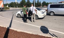 Afyon'da otomobil ile tır kavşakta çarpıştı