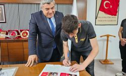 Hattat Ahmet Karahisarî Öğrencilerinden Anlamlı Hediye: "Selam Dergisi" İl Müdürü Sünnetci'ye Takdim Edildi