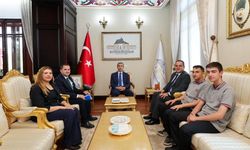 Vali Aktaş'tan Gençlere Final Yolunda Destek: "Türkiye Entelektüel Oyunları'nda İl Birincisi Oldular"