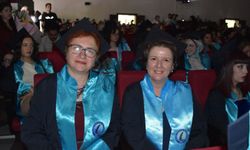 Afyon’da iki arkadaş 56 yaşında üniversiteden mezun oldu: Hayallerini birlikte gerçekleştirdiler
