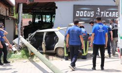 Otomobil iş yerinin duvarına çarptı: Yaşlı karı koca olay yerinde can verdi!