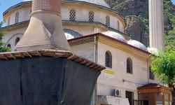 Afyon’da o caminin eski minaresinde tehlike: Beton parçaları dökülüyor branda ile örtüldü!