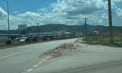 Afyon-Organize yolunda tehlike: Tuğla parçaları temizlenmeyi bekliyor