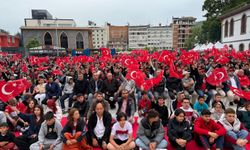 Afyon Zafer Meydanı’nda milli maç coşkusu: Çay, çorba ve sucuk ekmekle maç keyfi