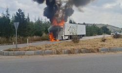 Afyon’da tır alev alev yandı: Dumanlar yükseldi