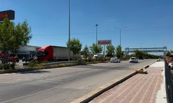 Afyon’da pes dedirten görüntü: Üst geçit var, vatandaş telleri parçalıyor