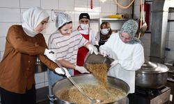 Afyon’da Bacım Sultan Yurdu öğrencileri aşure bereketini paylaştı