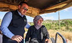 Yeniköy'de ilk asfaltı 73 yaşındaki Emin Kara döktü: Vali Sözer finişere bindi