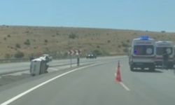 Afyon'da Korkutan Kaza: Otomobil Refüje Devrildi, 3 Yaralı!