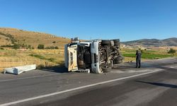 Afyon’da plastik ham maddesi yüklü tır devrildi: Ham maddeler çevreye saçıldı!