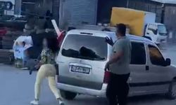 Sinir Krizi Geçiren Kadın Çekiçle Dükkan ve Aracı Parçaladı: O Anlar Kamerada