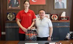 Bilecikli Voleybolcu Ayşe Beren Balcı’dan Büyük Başarı: TVF Spor Lisesi’ni Kazandı