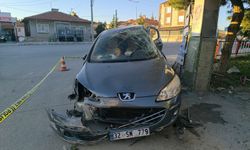 Afyon Şuhut'ta otomobil yön levhasına çarptı: Sürücü ağır yaralı!