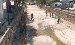 Afyon’da imamdan örnek davranış: Çocuklarla birlikte beldeyi temizledi