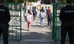 Okullara 30 bin yeni güvenlik görevlisi geliyor: Dedektörle arama yetkisi verilecek