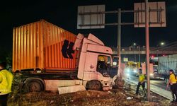 Afyon-Kütahya çevre yolunda tır refüje çarptı: Sürücü araçta sıkıştı!