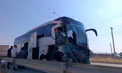 Afyon'da Feci Kaza! Otobüs Kamyonetin Arkasından Çarptı: Ölü ve Çok Sayıda Yaralı Var...