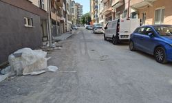 Eskişehir Kurtuluş Mahallesi'nde Yollar İçler Acısı: Sürücüler Araçlarına Zarar Gelmesin Diye Yavaş İlerliyor