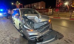 Son Dakika: Uşak’ta iki otomobil çarpıştı, 2’si çocuk 6 yaralı