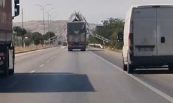 Damperi açık kalan kamyon yön levhasını böyle devirdi