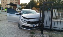 Bilecik’te otomobil binanın demir kapısına çarptı: 4 yaralı