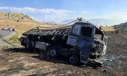 Afyonkarahisar’da patates yüklü kamyon alev alev yandı: Yangın araziye sıçradı