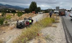 Emet-Hisarcık yolunda kaza: Traktörle çarpışan araç şarampole yuvarlandı