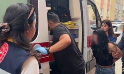 Eskişehir’de çekiçli kriz: Polis 1,5 saatte ikna etti, korkan çocuğu teselli etti