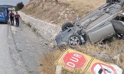 Afyon’da Sürücüsünün Kontrolünden Çıkan Otomobil Refüje Devrildi