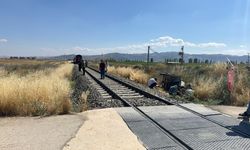 Afyon'da Hemzemin Geçitte Pat Pata Tren Çarptı: Ölü ve Yaralı Var...