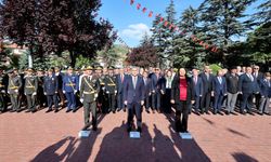 Vali Aktaş ve protokol üyeleri Kocatepe Parkı'nda Zaferin 104. yılını andı: Atatürk Anıtı'na çelenk sunuldu