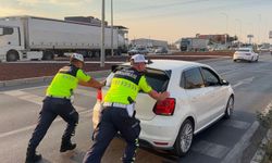 Afyon Bolvadin'de arızalanan otomobili Jandarma itti