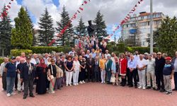 Yeni Parti Afyon Atatürk Anıtı’na çelenk bıraktı: "30 Ağustos'un ruhuyla ülkemizi aydınlık yarınlara taşıyacağız"