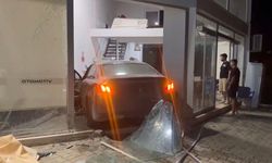 Mersin Son Dakika: Virajı alamadı, otomobille iş yerine daldı!