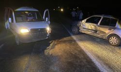 Afyon’da hafif ticari araç ile otomobil çarpıştı: Yaralılar var!