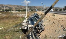 Eskişehir’de korkutan kaza: Araç refüje devrildi