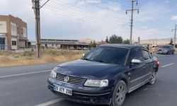 Afyon Bolvadin'de iki otomobil çarpıştı: Sürücü yaralandı