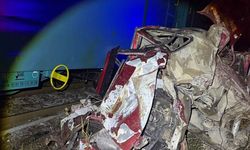 Bilecik'te feci kaza: Trenin çarptığı araç hurdaya döndü