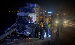 Afyon’da iki kamyon çarpıştı: Yaralı sürücünün feryatları yürek burktu