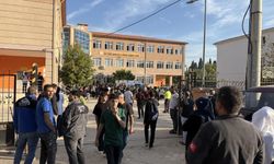 Manisa'da veliler okula akın etti: Okul önünde büyük panik