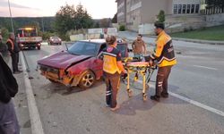 Eskişehir’de kontrolden çıkan otomobil direğe çarptı