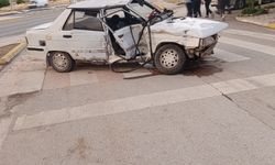 Afyon'da kamyonet ile otomobil çarpıştı: Yaralılar var!