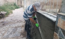 Afyon’da İmam Hatip cübbesini çıkarıp malayı eline aldı: Cami ve şadırvanı kendi onardı