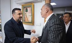 AK Parti İl Başkanı Kavak'ın mesaisi sabah 06.00'da başlıyor: Vatandaşa çay ikram ediyor