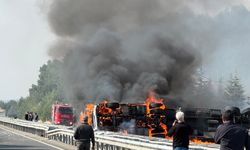 Afyon-İzmir yolunda alkol yüklü TIR devrilerek alev aldı: Yol çift yönlü ulaşıma kapandı