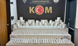 Afyon’da şüphe üzerine durduruldu: Araçtan binlerce kaçak telefon aksesuarı çıktı